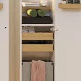 Grote badkamer in groene kleurstelling met wastafelmeubel, ovale spiegel met gouden rand en mooie deuren met