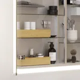 Kleine badkamerinspiratie met wastafelkastje in speciale kleur met geïntegreerde greep, spiegelkast met lampen, decoratieve spiegels met getinte glazenschap, witte visgraattegels geven een strakke en klassieke uitstraling.