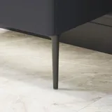 Badkamerinspiratie met rode muren, zacht gevormde rode wastafelmeubel en hoge kast, elegante witte wastafel en een prachtige ovale spiegel met licht die samen met de natuurlijke omgeving een vintage uitstraling creëren
