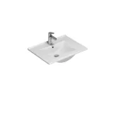 Kleine badkamerinspiratie met schuine en warme gele muren, elegant lichtblauw wastafelmeubel, dunne en strakke wastafel en een minimalistische vierkante spiegel met zwarte rand en praktische lamp.