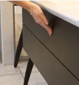 Badkamerinspiratie met wastafelkasten en bovenkasten in licht eikenhout met groeven, elegante dubbele wastafel, mooie spiegelkast met verlichting, visgraatvloer in licht hout en witte marmeren muur geven een klassieke, lichte en strakke uitstraling.