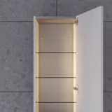 Grote badkamerinspiratie in Scandinavische stijl met badkamermeubels in lichtblauwe kleur en houten aanrechtblad met elegante opzetwastafel, visgraat houten vloer creëert een lichte en klassieke stijl