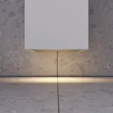 Moderne badkamer in Noordse stijl met licht hout, elegante verlichting, spiegelkastmuur en stijlvolle inrichting die een warme en uitnodigende sfeer creëert.