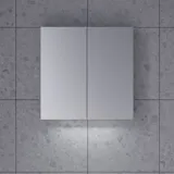 Grote badkamerinspiratie in Scandinavische stijl met badkamermeubels in lichtblauwe kleur en houten aanrechtblad met elegante opzetwastafel, visgraat houten vloer creëert een lichte en klassieke stijl