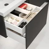Stijlvolle badkamer inspiratie met beige wastafelmeubel met binnenlade, bovenkast, open plank, ovale spiegel met verlichting, bijpassende hanglampen, plank onder de spiegel en wandgemonteerd toilet. Wanden met lichte, langwerpige tegels
