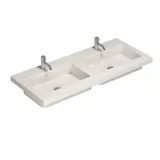 Moderne badkamer in Noordse stijl met licht hout, elegante verlichting, spiegelkastmuur en stijlvolle inrichting die een warme en uitnodigende sfeer creëert.