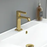 Grote badkamer in groene kleurstelling met wastafelmeubel, ovale spiegel met gouden rand en mooie deuren met