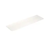 Badkamer met schuin plafond, beige meubels met groeven, elegante werkblad en vierkante wastafel, mooie spiegel met planken, blauwe muren, grote ramen en zwarte visgraatvloer geven een lichte, stedelijke uitstraling.