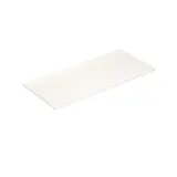 Badkamer met schuin plafond, beige meubels met groeven, elegante werkblad en vierkante wastafel, mooie spiegel met planken, blauwe muren, grote ramen en zwarte visgraatvloer geven een lichte, stedelijke uitstraling.