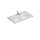 Badkamerinspiratie met rode muren, zacht gevormde rode wastafelmeubel en hoge kast, elegante witte wastafel en een prachtige ovale spiegel met licht die samen met de natuurlijke omgeving een vintage uitstraling creëren