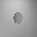 Badkamer met schuin plafond inspiratie met klein wit badmeubel en hoge kast met ronde zwarte handgrepen, evenals mooie ronde spiegel, oranje tegels geven een frisse en moderne look.