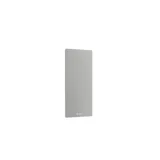 Stijlvolle en minimalistische badkamerinspiratie met micro wastafel en klein wastafelmeubel, vierkante spiegel met afgeronde hoeken en lamp, en elegant spiegelkast.