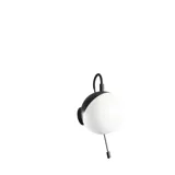 Stijlvolle badkamer inspiratie met beige wastafelmeubel met binnenlade, bovenkast, open plank, ovale spiegel met verlichting, bijpassende hanglampen, plank onder de spiegel en wandgemonteerd toilet. Wanden met lichte, langwerpige tegels