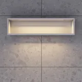 Stijlvolle badkamer inspiratie met beige wastafelmeubel met binnenlade, bovenkast, open plank, ovale spiegel met verlichting, bijpassende hanglampen, plank onder de spiegel en wandgemonteerd toilet. Wanden met lichte, langwerpige tegels