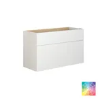 Stijlvolle en luxueuze badkamer met zachte groene tinten, een grote elegante ronde spiegel en een modern, verfijnd groen toilet