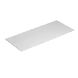 Elegante en moderne badkamer inspiratie met schuin plafond, wandgemonteerde blauwe wastafel- en onderkasten, ronde wastafel met messing kraan, verlichte spiegel en natuurlijk licht