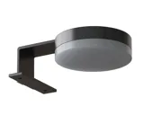 Badkamerinspiratie met moderne zwarte lampen, die de minimalistische en elegante stijl van de badkamer benadrukken met gedimd licht.