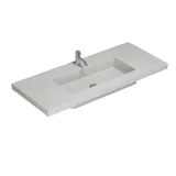 Grote badkamerinspiratie met elegante stenen wastafel in Desert Silver met stijlvol wit badmeubel met messing handgrepen en mooie spiegelkast met bijpassende stenen vloer voor een exclusieve en moderne uitstraling.