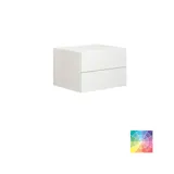 Stijlvolle en ruime badkamer inspiratie met grote ronde spiegel met zwarte lijst, donkere stenen wastafel, gekleurd toilet, bovenkast en open plank in een verfijnd en ingetogen ontwerp