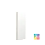 Stijlvolle en luxueuze badkamer met zachte groene tinten, een grote elegante ronde spiegel en een modern, verfijnd groen toilet