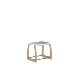 Moderne make-uptafel in Noordse stijl met licht hout, elegante verlichting, vierkante spiegel en opbergplanken die een stijlvolle en functionele ruimte creëren.