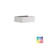 Stijlvolle en ruime badkamer inspiratie met grote ronde spiegel met zwarte lijst, donkere stenen wastafel, gekleurd toilet, bovenkast en open plank in een verfijnd en ingetogen ontwerp