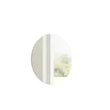 Grote badkamerinspiratie met blauwe meubels in speciale kleur met groeven, dunne elegante wastafel en mooie ronde spiegels, rode muren en terrazzovloer creëren een sterk contrast met de meubels en geven een stijlvolle, stedelijke uitstraling.