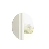 Grote badkamerinspiratie met blauwe meubels in speciale kleur met groeven, dunne elegante wastafel en mooie ronde spiegels, rode muren en terrazzovloer creëren een sterk contrast met de meubels en geven een stijlvolle, stedelijke uitstraling.