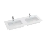 Badkamerinspiratie met wastafelkasten en bovenkasten in licht eikenhout met groeven, elegante dubbele wastafel, mooie spiegelkast met verlichting, visgraatvloer in licht hout en witte marmeren muur geven een klassieke, lichte en strakke uitstraling.