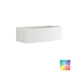 Inspirerend badkamer met op maat gemaakte paarse kasten met elegante groeven, stijlvolle werkblad met opzetwastafel, grote spiegel met messing rand, tegels en muren in paarse tinten creëren een romantische en vrouwelijke uitstraling