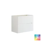 Badkamerinspiratie met rode muren, zacht gevormde rode wastafelmeubel en hoge kast, elegante witte wastafel en een prachtige ovale spiegel met licht die samen met de natuurlijke omgeving een vintage uitstraling creëren