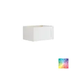 Kleine badkamerinspiratie in klassieke stijl met wastafelmeubel en bovenspiegelkast in olijfgroen, een mooie vierkante spiegel, visgraatvloer en behang geven een luxe en verfijnde uitstraling.