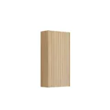 Badkamerinspiratie met wastafelkasten en bovenkasten in licht eikenhout met groeven, elegante dubbele wastafel, mooie spiegelkast met verlichting, visgraatvloer in licht hout en witte marmeren muur geven een klassieke, lichte en strakke uitstraling.
