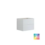 Badkamer met schuin plafond, beige meubels met groeven, elegante werkblad en vierkante wastafel, mooie spiegel met planken, blauwe muren, grote ramen en zwarte visgraatvloer geven een lichte, stedelijke uitstraling.