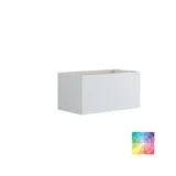 Grote badkamerinspiratie met geel wastafelkast met elegante witte wastafel en werkblad, stijlvolle zwarte plank en mooie ronde spiegel met witte rand, witte marmeren muren en vloer en kleine zwarte tegels geven een moderne en stedelijke uitstraling.