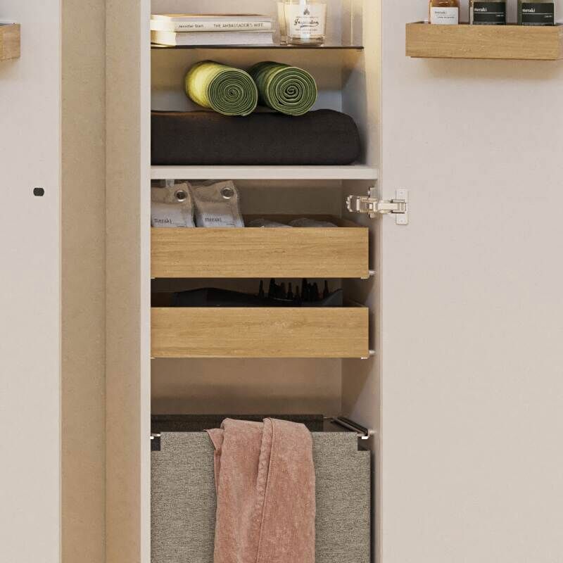 Grote badkamer in groene kleurstelling met wastafelmeubel, ovale spiegel met gouden rand en mooie deuren met