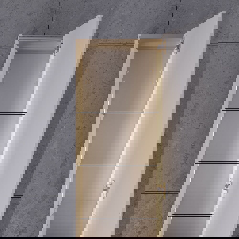 Grote badkamerinspiratie in Scandinavische stijl met badkamermeubels in lichtblauwe kleur en houten aanrechtblad met elegante opzetwastafel, visgraat houten vloer creëert een lichte en klassieke stijl