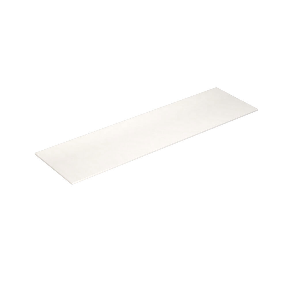 Badkamer met schuin plafond, beige meubels met groeven, elegante werkblad en vierkante wastafel, mooie spiegel met planken, blauwe muren, grote ramen en zwarte visgraatvloer geven een lichte, stedelijke uitstraling.