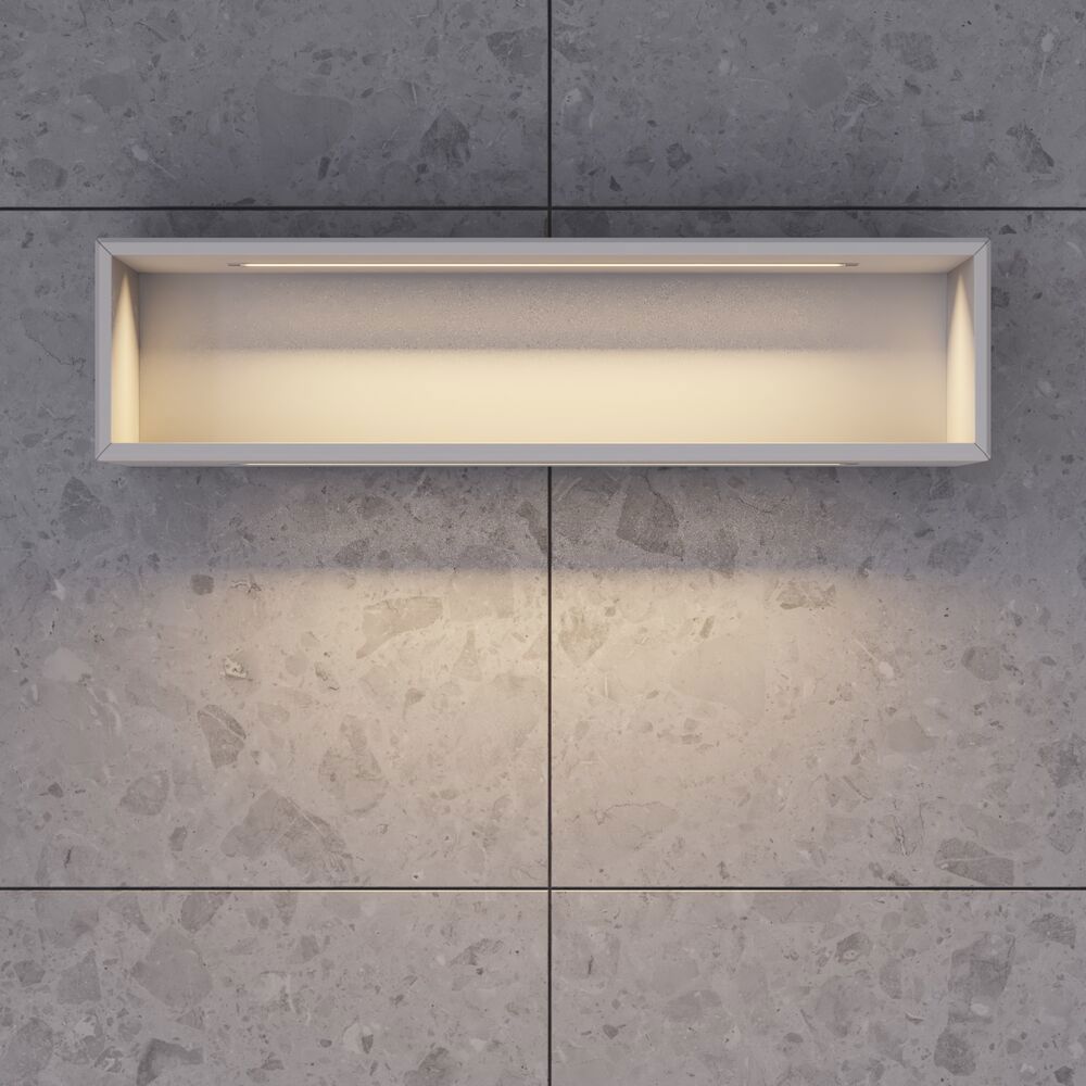 Stijlvolle badkamer inspiratie met beige wastafelmeubel met binnenlade, bovenkast, open plank, ovale spiegel met verlichting, bijpassende hanglampen, plank onder de spiegel en wandgemonteerd toilet. Wanden met lichte, langwerpige tegels