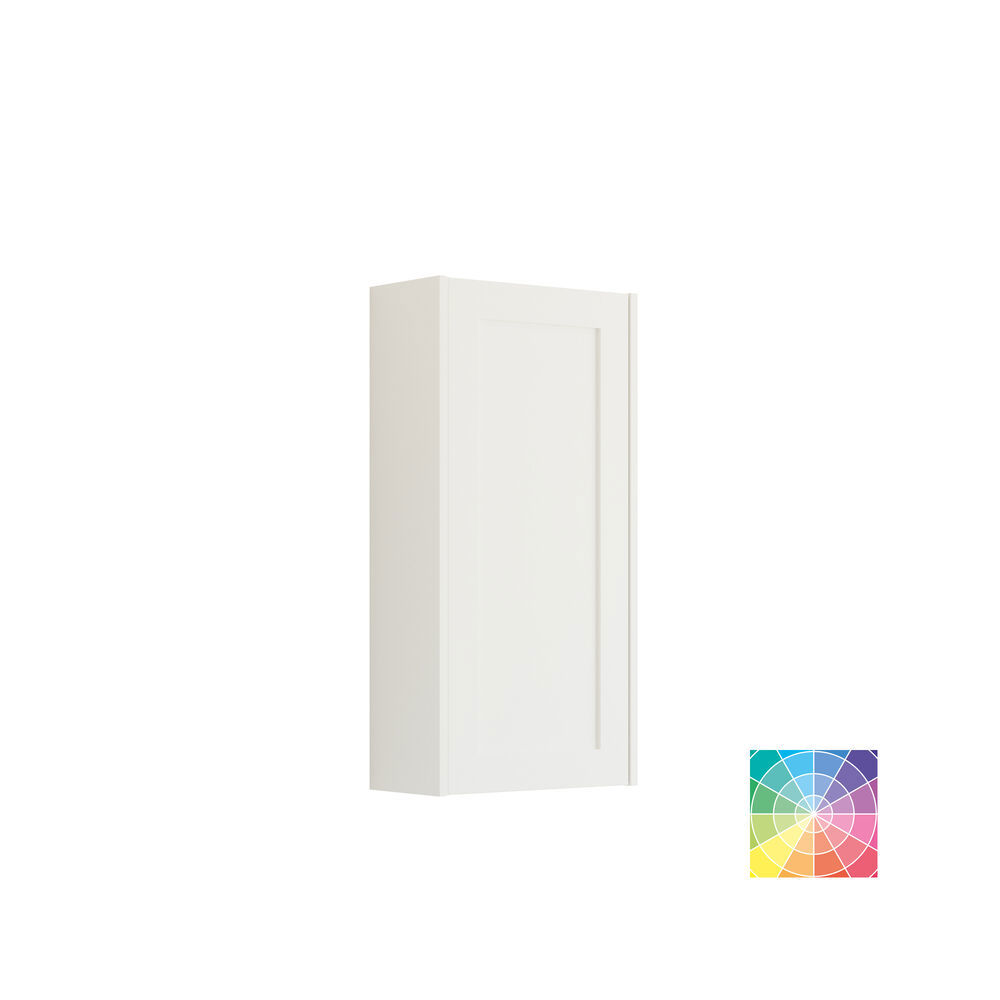 Grote badkamer in groene kleurstelling met wastafelmeubel, ovale spiegel met gouden rand en mooie deuren met