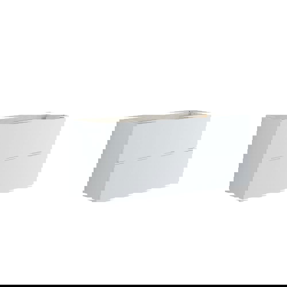 Grote badkamerinspiratie in moderne en minimalistische stijl met witte badkamermeubels en een elegant zwart aanrechtblad met vierkante vrijstaande wastafels, esthetische en praktische ingebouwde spiegelkasten met lichtrand en inloopdouche