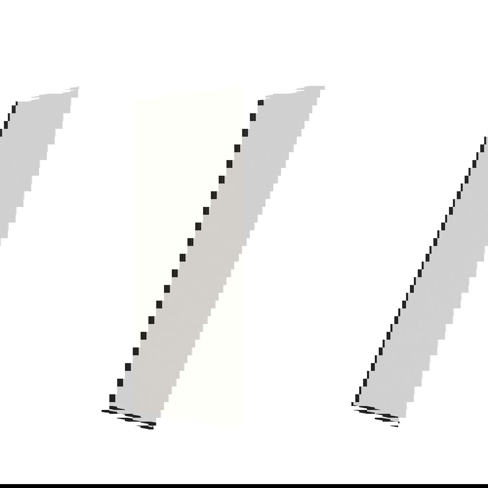 Grote badkamerinspiratie in moderne en minimalistische stijl met witte badkamermeubels en een elegant zwart aanrechtblad met vierkante vrijstaande wastafels, esthetische en praktische ingebouwde spiegelkasten met lichtrand en inloopdouche