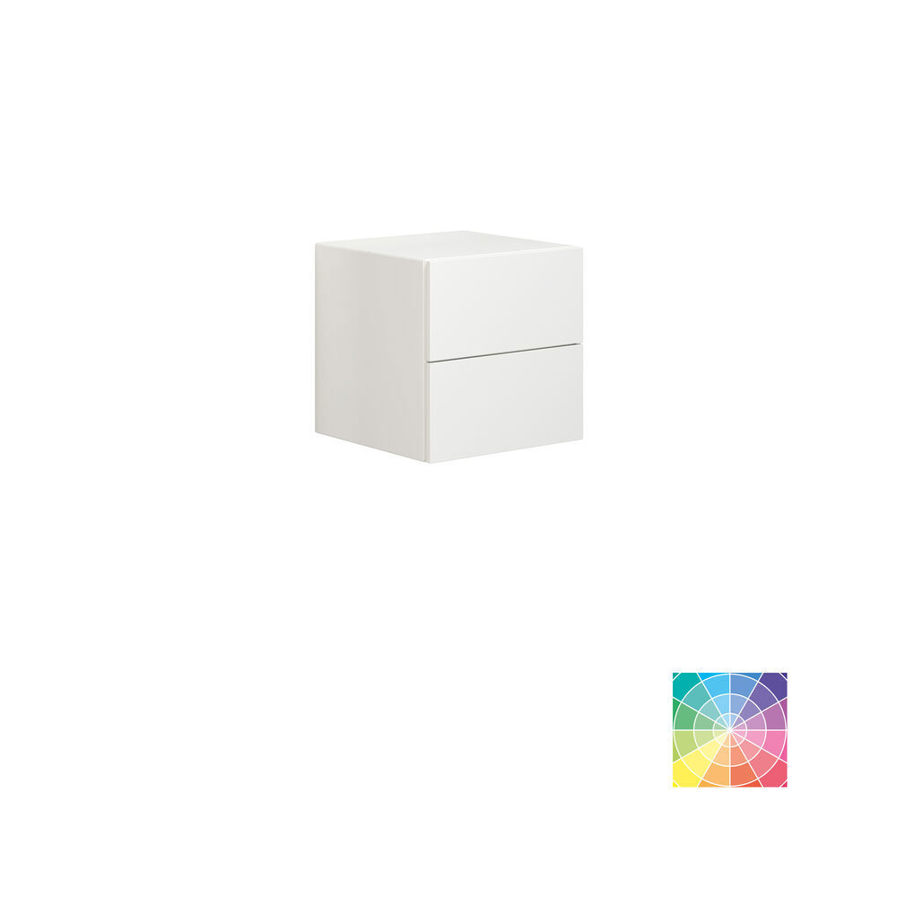 Grote en lichte badkamer in minimalistische stijl met zachte pasteltinten en elegante groene tinten, stijlvolle ronde spiegel en moderne inrichting