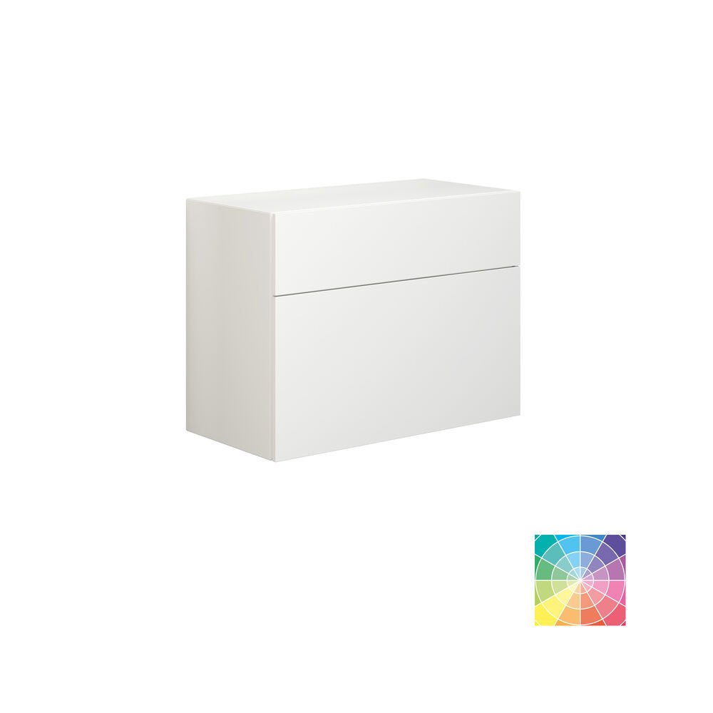 Elegante en moderne badkamer inspiratie met schuin plafond, wandgemonteerde blauwe wastafel- en onderkasten, ronde wastafel met messing kraan, verlichte spiegel en natuurlijk licht