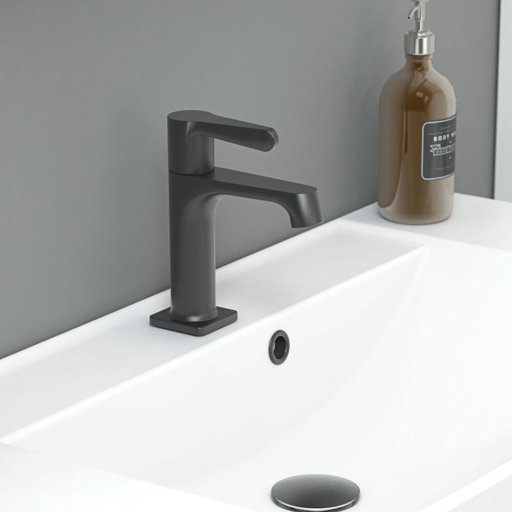 Stijlvolle badkamer inspiratie met beige wastafelmeubel met binnenlade, bovenkast, open plank, ovale spiegel met verlichting, bijpassende hanglampen, plank onder de spiegel en wandgemonteerd toilet. Wanden met lichte, langwerpige tegels