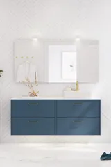 Badkamerinspiratie met badkamermeubels in moderne blauwe kleur, elegante opzetwastafel en grote vierkante spiegel met verlichting, witte visgraattegels zorgen voor een stijlvolle en klassieke uitstraling