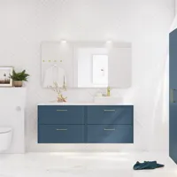 Badkamerinspiratie met badkamermeubels in moderne blauwe kleur, elegante opzetwastafel en grote vierkante spiegel met verlichting, witte visgraattegels zorgen voor een stijlvolle en klassieke uitstraling