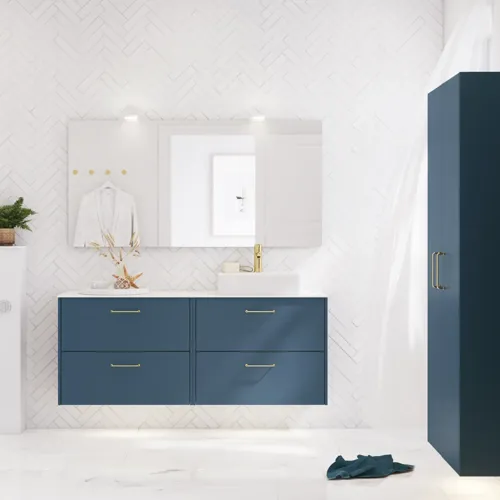 Badkamerinspiratie met badkamermeubels in moderne blauwe kleur, elegante opzetwastafel en grote vierkante spiegel met verlichting, witte visgraattegels zorgen voor een stijlvolle en klassieke uitstraling
