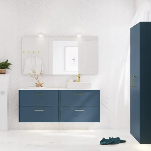 Badkamerinspiratie met badkamermeubels in moderne blauwe kleur, elegante opzetwastafel en grote vierkante spiegel met verlichting, witte visgraattegels zorgen voor een stijlvolle en klassieke uitstraling