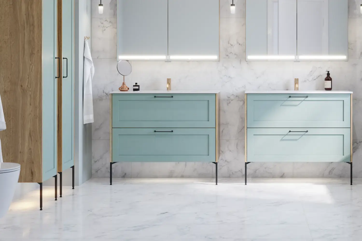 Grote badkamerinspiratie met lichtblauwe meubels, elegante spiegelkasten en grote marmeren tegels voor een klassieke en moderne uitstraling